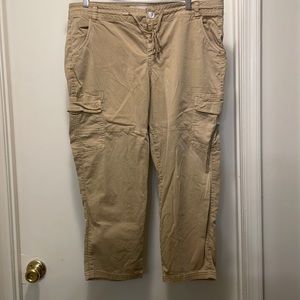 Sonoma brand Khaki capri pants cargo style
